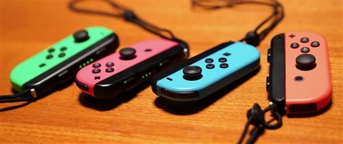 Console-Nintendo-Switch-avec-paire-de-Joy-Con-sans-fil-Rouge-et-Bleu-Neon-V3-6.jpg